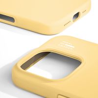 iDeal of Sweden Coque en silicone avec MagSafe Apple iPhone 16 Pro - Soft Lemon