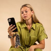 Selencia Coque avec dragonne de luxe Samsung Galaxy S22 - Noir