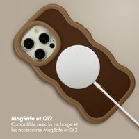 Selencia Coque arrière Wavy avec MagSafe Apple iPhone 14 Pro - Mocha Brown