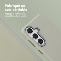 Accezz Coque arrière en cuir avec MagSafe Samsung Galaxy S26 - Light Grey