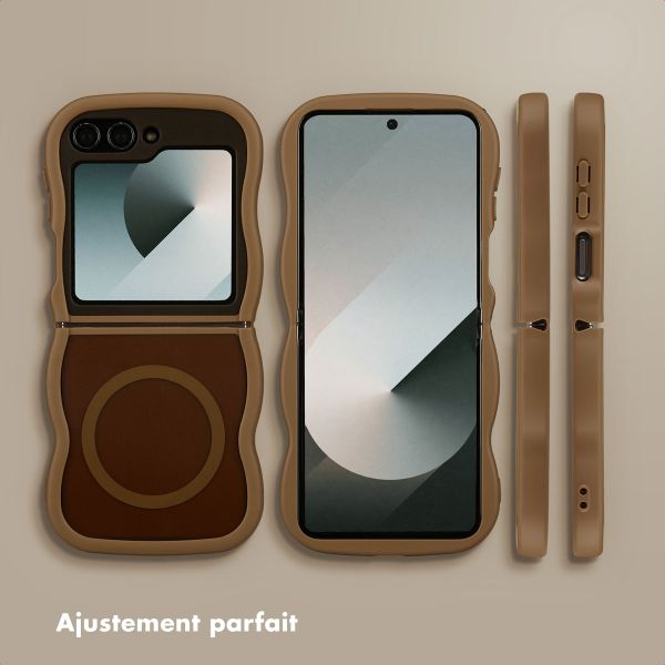 Selencia Coque arrière Wavy avec MagSafe Samsung Galaxy Z Flip 6 - Mocha Brown