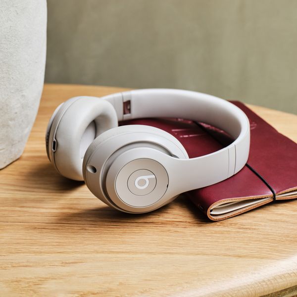 Beats Casque sans fil Studio Pro - Réduction active du bruit (ANC) - Sandstone