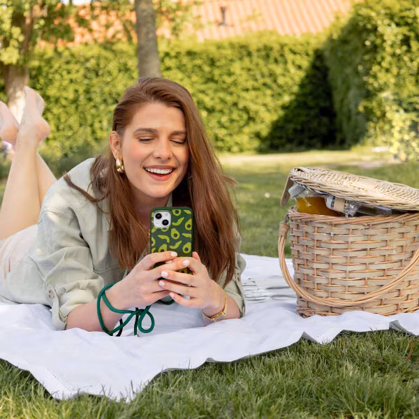 imoshion Coque design en silicone avec cordon Apple iPhone 15 Plus - Avocado Green