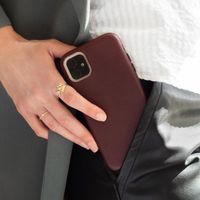 Selencia Coque Gaia Serpent iPhone 13 Pro - Rouge foncé