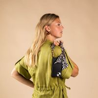 Selencia Coque avec dragonne de luxe Samsung Galaxy S22 - Noir