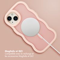 Selencia Coque arrière Wavy avec MagSafe Apple iPhone 15 - Soft Pink