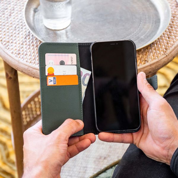 Accezz Étui de téléphone portefeuille en cuir de qualité supérieure 2 en 1 Apple iPhone 13 Mini - Vert
