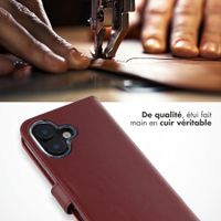Selencia Étui portefeuille en cuir véritable Apple iPhone 16 - Burgundy
