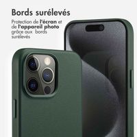 Accezz Coque arrière en cuir avec MagSafe iPhone 15 Pro Max - Cedar Green