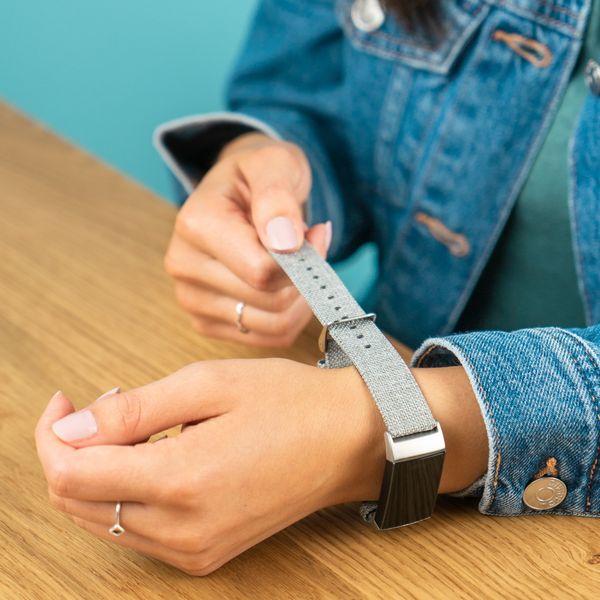 imoshion Bracelet en nylon Fitbit Versa 2 / Versa Lite - Gris