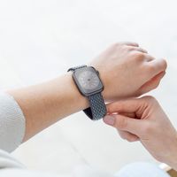 imoshion Bracelet en nylon élastique Apple Watch Series 1 t/m 11 / SE / Ultra (44/45/46/49 mm) - Gris foncé