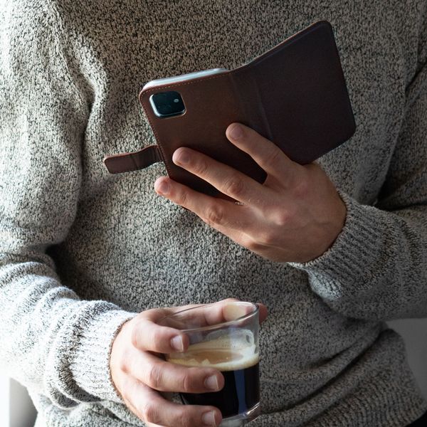 Selencia Étui portefeuille en cuir véritable Apple iPhone 12 (Pro) - Marron