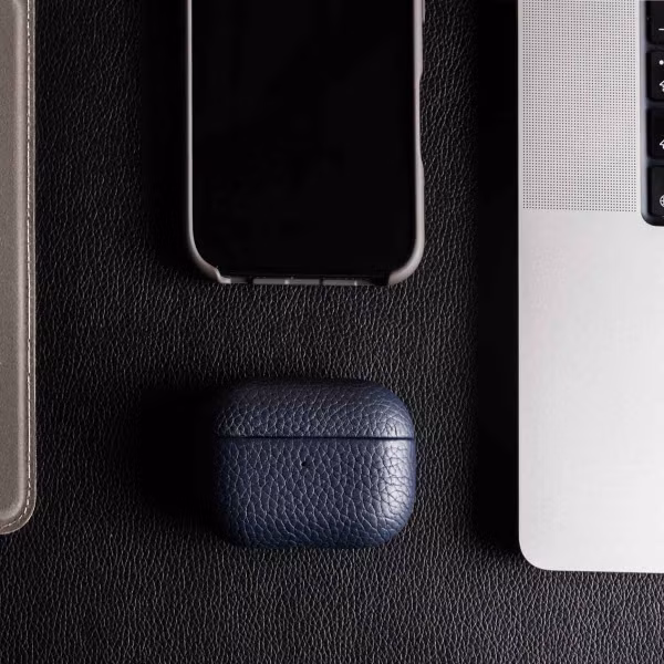 Accezz Coque en Cuir véritable Apple AirPods 4 - Bleu foncé