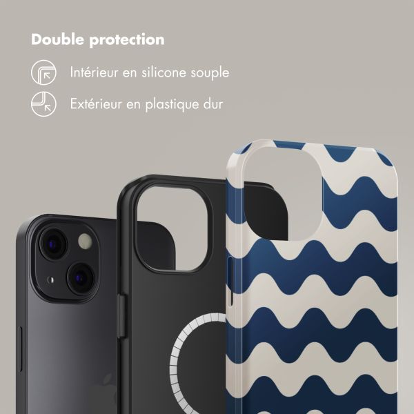 Selencia Coque arrière Vivid Tough avec MagSafe iPhone 13 - Wave Vibes Classic Blue