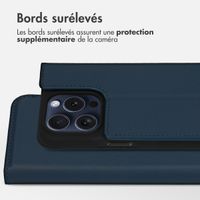 Accezz Étui de télephone Slim Folio en cuir de qualité supérieure Apple iPhone 15 Pro - Bleu foncé
