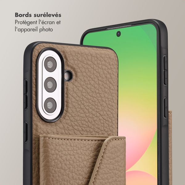 Selencia Coque de télephone Sera avec cordon et porte-cartes enveloppe Samsung Galaxy A57 (5G) - Taupe
