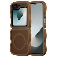 Selencia Coque arrière Wavy avec MagSafe Samsung Galaxy Z Flip 6 - Mocha Brown