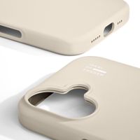 iDeal of Sweden Coque en silicone avec MagSafe Apple iPhone 16 - Cloud Dancer