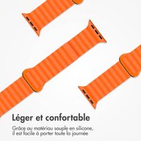 imoshion Bracelet en silicone magnétique Apple Watch Series 1 t/m 11 / SE / Ultra (44/45/46/49 mm) - Oranje & Zwart / Orange & Black