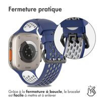 imoshion ﻿Boucle de bracelet de sport en silicone Apple Watch Series 1 á 10 / SE / Ultra (2) (44/45/46/49 mm) - Bleu foncé / Blanc