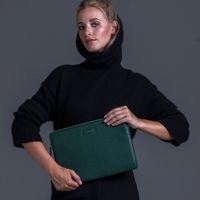 dbramante1928 ﻿Paris Sleeve - Pochette ordinateur 13 pouces - Cuir véritable - MacBook Pro 13 pouces / Air 13 pouces - Evergreen