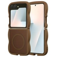 Selencia Coque arrière Wavy avec MagSafe Samsung Galaxy Z Flip 7 - Mocha Brown
