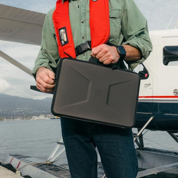 UAG Pochette ordinateur Civilian Shock avec Poignée 14 pouces - Large - Noir