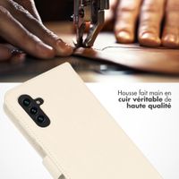 Selencia Étui portefeuille en cuir véritable Samsung Galaxy A13 (5G) / A04s - Greige