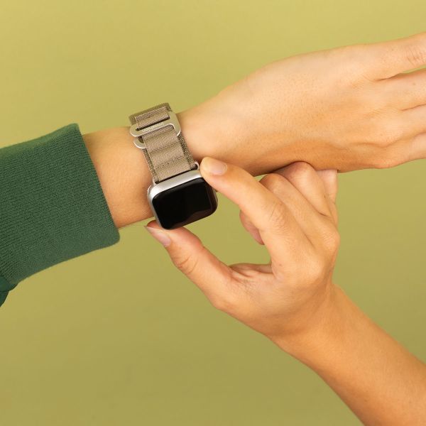 imoshion Bracelet en nylon Alpine Apple Watch Series 1 t/m 9 / SE (38/40/41 mm) | Series 10 / 11 (42 mm) - Olive Green