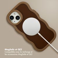 Selencia Coque arrière Wavy avec MagSafe Apple iPhone 15 - Mocha Brown