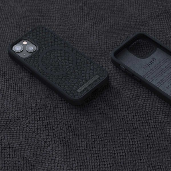 Njorð Collections Coque Salmon Leather MagSafe iPhone 13 Mini - Dark Grey