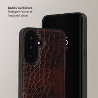 Selencia Coque de télephone Nova Croco avec cordon et porte-cartes Samsung Galaxy A37 (5G) - Choco Brown