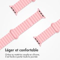 imoshion Bracelet magnétique en silicone Apple Watch Apple Watch Series 1 á 9 / SE (38/40/41 mm) | Series 10 (42 mm) - Rose / Blanc